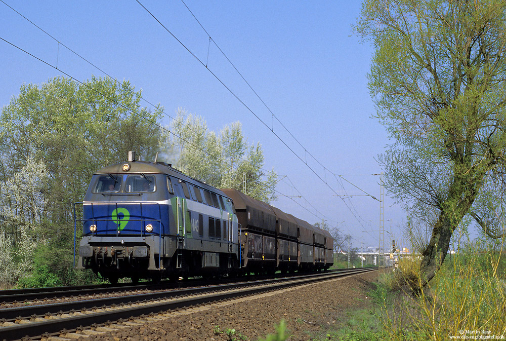Am 12.4.2005 war die V9 mit einem kurzen Güterzug bei Nauheim unterwegs