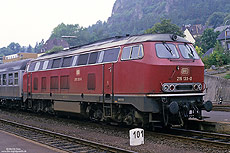 Ende der 80er Jahre trugen noch etliche Lokomotiven der Baureihe 215 ihre ursprüngliche rote Farbgebung. 215 133 von Bw Trier in Gerolstein, 20.9.1988.