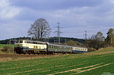 Bei Twiste fährt die Kasseler 216 096 mit dem N8242 (Korbach - Kassel) dem nächsten Halt Mengeringhausen entgegen, 28.4.1984. Zum Aufnahmezeitpunkt war die Lok erst 18 Jahre alt. Weitere 19 Jahre werden vergehen bis die Lok am 11.6.2003 ausgemustert wird.
