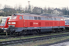 Gerade mal 11 Lokomotiven der Baureihe 216 trugen das verkehrsrote Farbschema der Bahn AG. Am 23.11.2000 präsentierte sich die Kasseler 216 102 mit obligatorischem  „DB-Cargo Emblem“ und nicht mittig angeordneter Loknummer in Kassel Hbf.