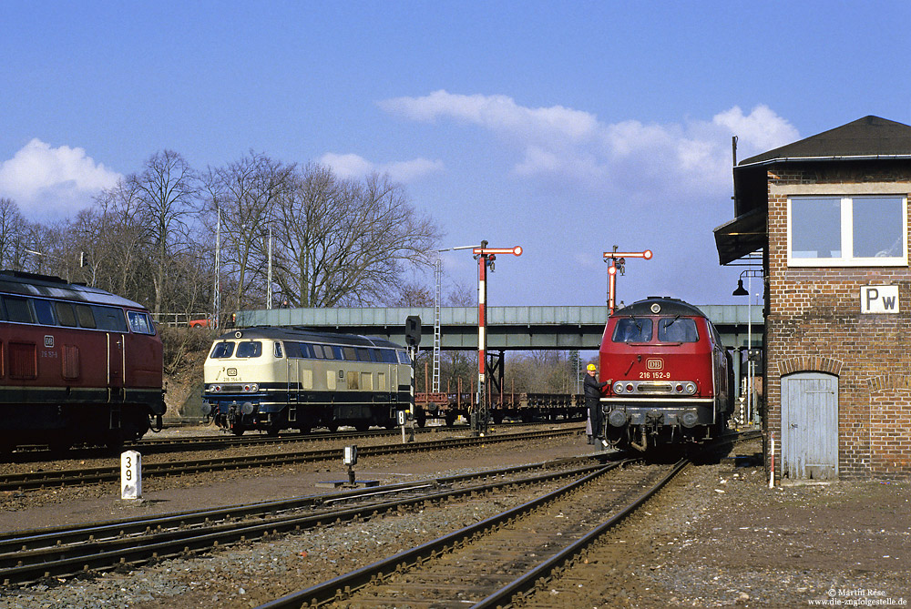216-Treffen in Paderborn Nord: Während die 216 152 und 216 154 hier rangierten, wartete die 216 157 mit einem Übergabegüterzug nach Schloss Neuhaus auf die Ausfahrt. 2.4.1986