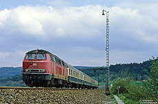 Im Weserbergland dominierten einst die Braunschweiger 216 im lokbespannten Reisezugverkehr. Am 5.5.1985 fährt der „Flickenteppich“ 216 170 mit dem RE 3514 (Walkenried - Altenbeken) in den Bahnhof Ottbergen ein. 