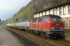Im Winterfahrplan 1984/85 verkehrten die Schnellzüge D2641 (Aachen – Braunschweig) und D2941 (Mönchengladbach – Walkenried) von Soest bis Altenbeken vereint. Ab Altenbeken ging es dann jeweils mit 216 bespannt weiter gen Osten. Am Vormittag des 4.11.1984 steht der mit der Braunschweiger  217 170 bespannte D2941 abfahrbereit in Altenbeken, nachdem der vordere Zugteil (D2641) den Bahnhof kurz zuvor verlassen hatte.