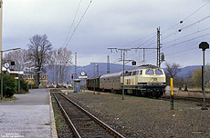 Die 216 vom Bw Kassel waren auf fast allen nordhessischen Nebenbahnen zu Hause. Mit dem N7920 (Eschwege - Kassel Hbf) hat die 216 219 den Bahnhof Eschwege West erreicht. 12.4.1985