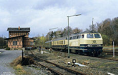 Unterwegs mit dem N7911 (Kassel Hbf – Eschwegen) wartet die Kasseler 216 224 in Oberkaufungen die Kreuzung mit dem Gegenzug N7916 ab, 12.4.1985.