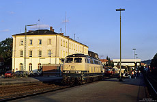 Im letzten Licht des 26.9.1988 entstand das Foto der Regensburger 217 003 im Bahnhof Cham (Oberpf.).