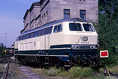 Nach den drei Vorserienlokomotiven (217 001 bis 217 003) aus dem Jahr 1965 wurde ab 1968 eine zweite Vorserie von 12 Maschinen beschafft, um diese direkt mit den 12 Vorserienlokomotiven der Baureihe 218 vergleichen zu können. Die 217 011 gehört zu dieser zweiten Vorserie (217 011 bis 217 022). Am 10.8.1985 habe ich die 217 011 im Bw Nürnberg Hbf fotografiert. 