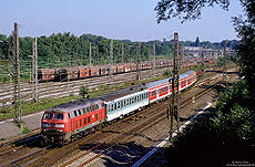Bis Dezember 2006 verkehrten auf der RE-Linie Borken - Essen Steele 218-bespannte Wendezüge. Mit der 218 126 vom Bw Oberhausen an der Spitze fährt der RE10517 in Gladbeck West ein. 29.8.2005