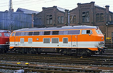 Zum Vergleich eine CityBahn-Lok im Original-Lack: Am 9.7.1985 war die 218 145 zu Besuch in Paderborn Hbf. 