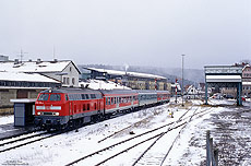 Bis zur Elektrifizierung war die Strecke Rastatt - Freudenstadt eine Domäne der Karlsruher 218. Mit der RB 28027 verlässt die 218 219 den winterlichen Bahnhof Freudenstadt Stadt. 18.12.2000