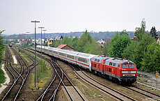 Mit dem IC2012 (Oberstdorf - Dortmund) fährt das 218-Pärchen, gebildet aus 218 225 und 342, in Memmingen ein. 4.5.2004