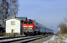 In Augsburg Hbf hat die 218 240 die Kurswagen aus dem IC2083 (Hamburger Altona - Berchtesgaden) übernommen und bringt diese als IC 2085 nach Oberstdorf. Aufgenommen bei Inningen am 12.1.2006