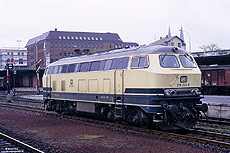 218 242 mit Schneeräumer in ozeanblau/beige im Bahnhof Lübech Hbf mit Formsignale