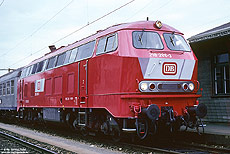 Die Haltinger 218 286 war die erste 218 in der neuen, orientroten Lackierung. Bei den folgenden Lokomotiven wurde das Farbschema leider entfeinert. Die Aufnahme der 218 286, aus der Sammlung von Dietmar Fiedel, entstand im Bahnhof Schaffhausen.