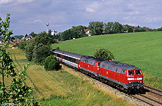 218-Doppeltraktion, gebildet aus 218 400 und 428 vor dem EC192 (München - Zürich), aufgenommen bei Buchloe. 20.7.2005