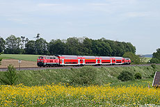 Auf der Südbahn ist die Baureihe 218 noch nicht wegzudenken. Nahe dem ehemaligen Haltepunkt Wattenweiler hat der IRE 4209 (Ulm - Lindau), bespannt mit der 218 496, die Wasserscheide zwischen Donau und Rhein passiert und rollt nun dem nächsten Halt Bad Schussenried entgegen. 10.5.2007