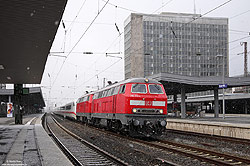 Abschlepplokomotive 218 813 in verkehrsrot mit ICE2 im Schlepp in Essen Hbf