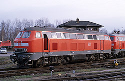 Abschlepplokomotive 218 820 in verkehrsrot im Bw Gremberg