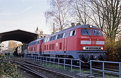 Abschlepplokomotive 218 822 in verkehrsrot im Bahnhof Troisdorf