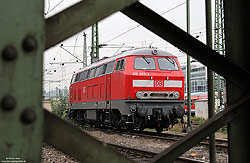 Abschlepplokomotive 218 823 in verkehrsrot in Stuttgart Hbf