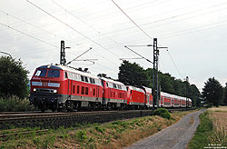 Abschlepplokomotive 218 825 in verkehrsrot mit Doppelstockzug im Schlepp bei Hubertushof Strecke Düren - Aachen