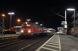 Abschlepplokomotive 218 833 in verkehrsrot am Abend im Bahnhof Leverkusen Mitte