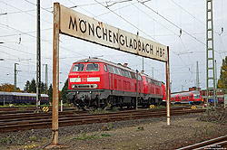 Abschlepplokomotive 218 836 in verkehrsrot im Bahnhof Mönchengladbach Hbf