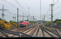 Abschlepplokomotive 218 837 in verkehrsrot im Bahnhof Limburg Süd