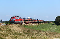 Abschlepplokomotive 218 838 in verkehrsrot mit SyltShuttle bei Klanxbüll auf der Marschbahn