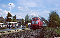 218 908 in orientrot mit Citybahn 6440 am Haltepunkt Rösrath-Stümpen