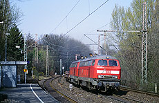 Im Mai 2001 wechselte die 215 004 vom Geschäftsbereich Nahverkehr zum Geschäftsbereich Cargo und wurde fortan als 225 004 geführt. Am 24.3.2003 passiert die 225 004 zusammen mit der 225 008 den Haltepunkt Bochum Riemke.