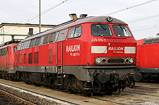 Einige Lokomotiven der Baureihe 225 wurden auf den Dieselmotor 12V956 TB11 umgerüstet. So wurden „Restfristen“ von Motoren abgefahren, die aus Lokomotiven der Baureihe 218 ausgebaut wurden. Erkennen kann man diese Lokomotiven an den Abgashutzen auf dem Dach. Gremberg, 25.12.2007