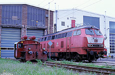 Im orientroten Farbkleid, als Baureihe 225 bezeichnet, wartete die ehemalige 215 133 im Bw Mainz Bischofsheim auf neue Aufgaben, 12.5.2004. Hier war seinerzeit auch die Akkukleinlok 381 020, eine Leihgabe des DB-Museums, im Einsatz.