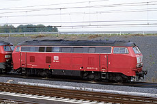 Mit der 226 146 und 226 156 besaß DB-Fernverkehr auch zwei orientrote 226. Das Foto zeigt die 226 146 in Limburg Süd. Die Lok stand nur 14 Monate bei DB-Fernverkehr im Einsatz. 20.10.2003
