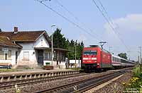Man kann es kaum glauben, aber auf einer der „Hauptschlagadern“ des Fernverkehrs in Deutschland, der Riedbahn, gibt es noch einen Schrankenposten. Mit dem umgeleiteten EC7 (Hamburg Altona – Chur) passiert die 101 008 diesen Posten. 1.7.2009