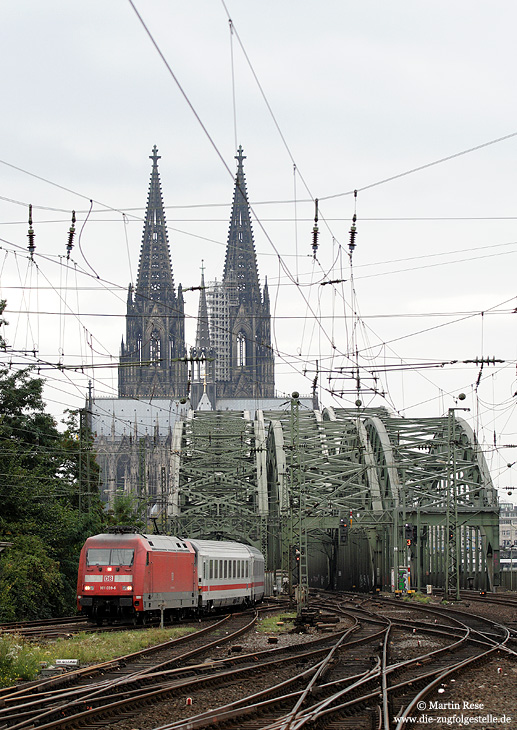 Mit dem IC2012 hat die 101 039 soeben den Rhein überquert und passiert nun den Bahnhof Köln Messe/Deutz ohne Halt. 23.9.2009