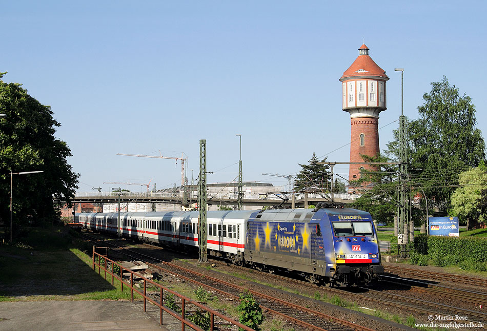 Mit dem IC 2332 (Emden Außenhafen – Köln) verlässt die 101 101 den Bahnhof Lingen. 13.5.2009
