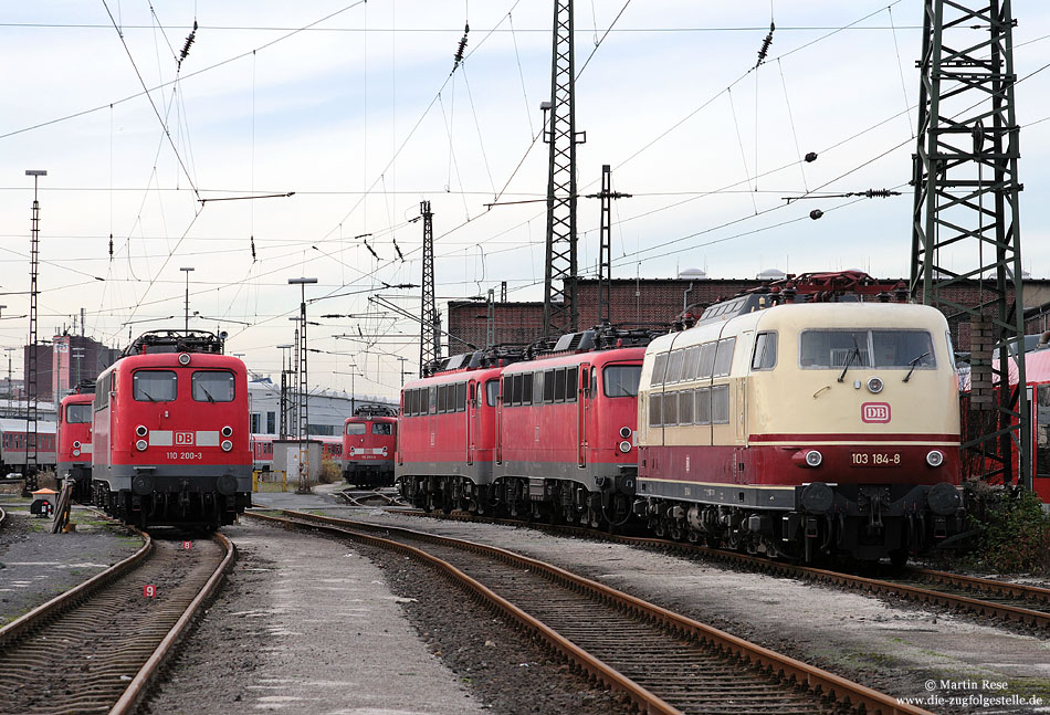 Fast schon wie früher: Neben der 103 184 treffen sich gleich fünf Lokomotiven der Baureihe 110 in Dortmund Bbf. 30.11.2009