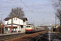 Die Sonnentage Anfang Februar nutzte ich für ein paar Fotos im Raum Donauwörth. Mit dem IC 79943 (Nürnberg – München) passiert die 103 245 den Haltepunkt Nordendorf. 3.2.2009. Kaum zu glauben, aber die Baureihe 103 hat wieder einen eintägigen Umlaufplan erhalten, wobei nur die 103 245 zur Verfügung steht!