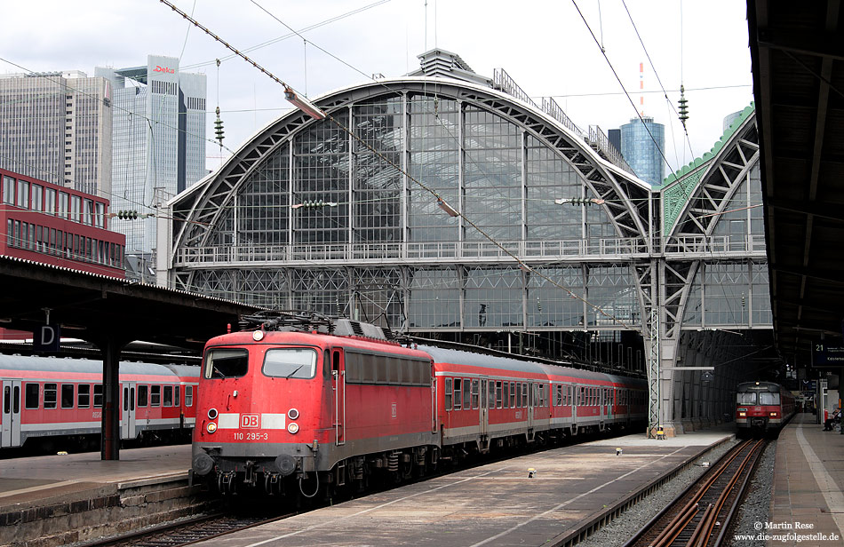 Der 110-Bestand beim Bh Trier ist inzwischen auf drei Lokomotiven geschrumpft. Zu den wenigen verbliebenen Leistungen zählt der RE 12100 nach Koblenz, den die 110 295 am 12.8.2009 in Frankfurt/Main Hbf bereitstellte.