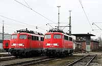 Vom dem einst zahlreichen 110-Bestand beim Bw Dortmund sind heute nur noch fünf Regio-Lokomotiven übrig geblieben. Neben der Dortmunder 110 417 wartet die Kölner 110 398 in Dortmund Bbf auf den nächsten Einsatz. 23.3.2009