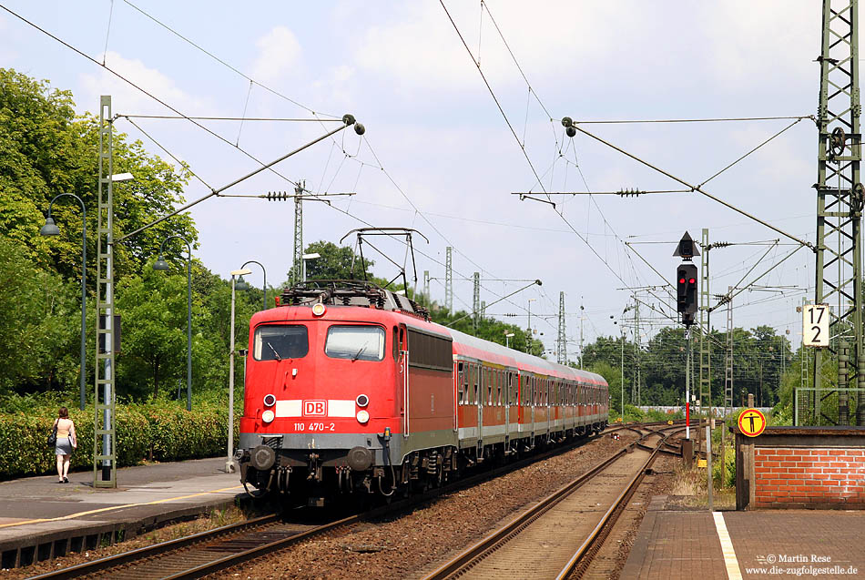 Derzeit wird die Baureihe 425 mit Lichtgitterschranken im Türbereich versehen. Aus diesem Grund wird seit Mitte Juni ein Umlauf auf der RB48 mit der Baureihe 110 und n-Wagen gefahren. Mit der RB11975 (Wuppertal Hbf - Köln Hbf) fährt die 110 470 in Opladen ein. 2.7.2009