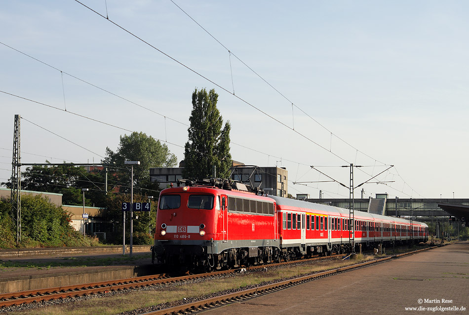 In den Sommermonaten gab es mal wieder einige 110-bespannte Züge nach Norddeich Mole. Freitags bzw. sonntags verkehrten die RE14069, 14070 und 14071 mit Braunschweiger 110. Am 18.9.2009 habe ich den RE14170, bespannt mit der 110 486 in Emden Hbf fotografiert.