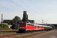 In den Sommermonaten gab es mal wieder einige 110-bespannte Züge nach Norddeich Mole. Freitags bzw. sonntags verkehrten die RE14069, 14070 und 14071 mit Braunschweiger 110. Am 18.9.2009 habe ich den RE14170, bespannt mit der 110 486 in Emden Hbf fotografiert.