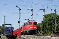 Mit einer der letzten 110-Leistungen auf der Emslandstrecke, dem RE 14149 (Emden – Rheine) habe ich die Braunschweiger 110 487 in Meppen fotografiert. 13.5.2009
