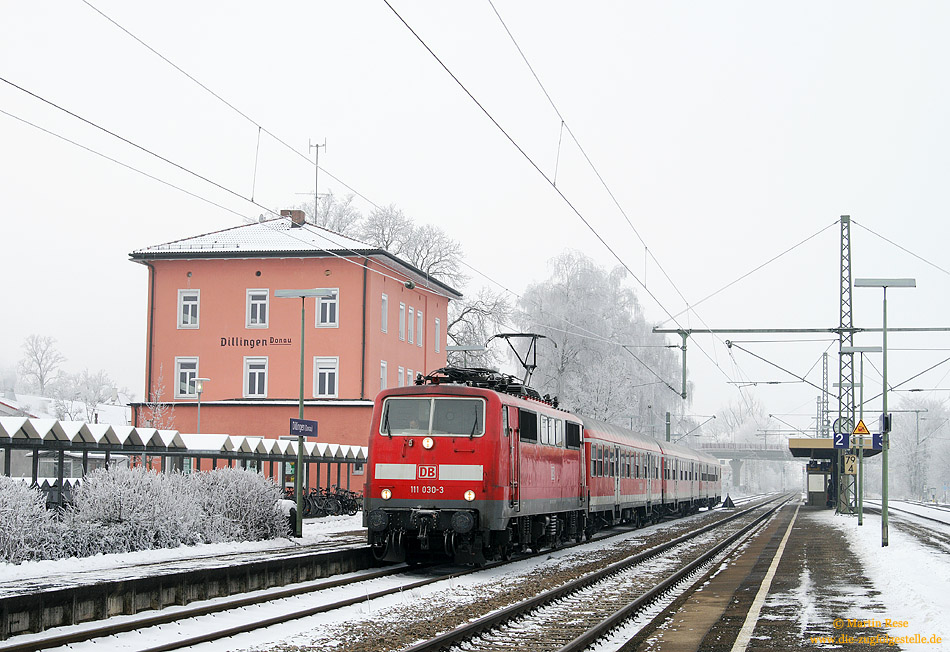 Bei klirrender Kälte wartet die Münchener 111 030 am 12.1.2009 in Dillingen (Donau) die Kreuzung mit dem Gegenzug ab. 