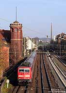 So langsam muss sich DB-Regio von der RE13 verabschieden, denn ab Fahrplanwechsel verkehrt hier die Eurobahn. Am 20.11.2009 war die 111 123 mit dem RE 9022 bei Wuppertal Unterbarmen auf dem Weg nach Venlo.
