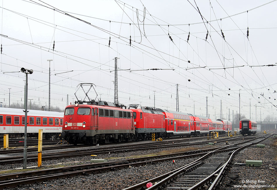 Mit dem bunt gemischten Pbz 1991 aus Berlin Rummelsburg hat die 115 327 den Bahnhof Dortmund Bbf erreicht. Mit im „Gepäck“ hat sie die frisch hauptuntersuchte 112 134 aus Dessau. 27.2.2009
