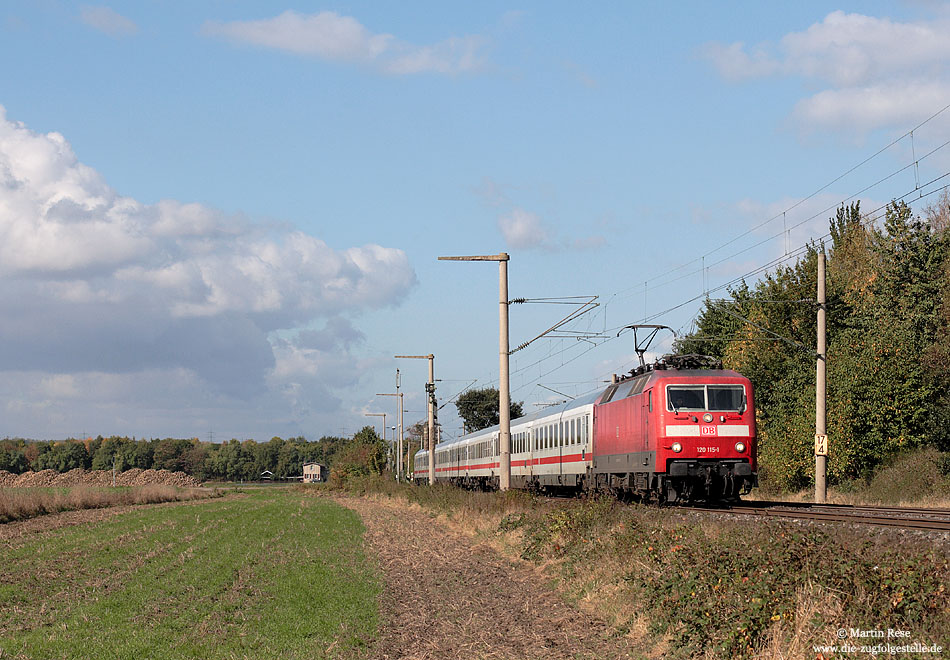 Auch Anfang Oktober wurden noch einige ICE der Linie 10 mit Ersatzzügen gefahren. Bei Sechtem fährt die 120 115 mit dem IC2803 als Ersatz für den ICE652 nach Bonn. 13.10.2009