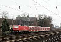 Noch trägt die Baureihe 143 die Hauptlast auf vielen S-Bahnlinien an Rhein und Ruhr. Bis 2011 sollen jedoch auch hier Triebwagen eingesetzt werden. Mit der S4 (Oberhausen - Hattingen) hat die 143 358 soeben Essen Hbf verlassen. 23.3.2009
 